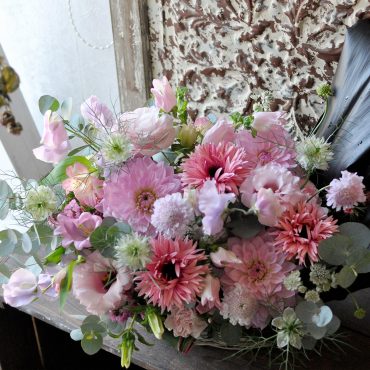 お誕生日のアレンジメント｜「フローリスト　シバタ」　（兵庫県三木市の花キューピット加盟店 花屋）のブログ